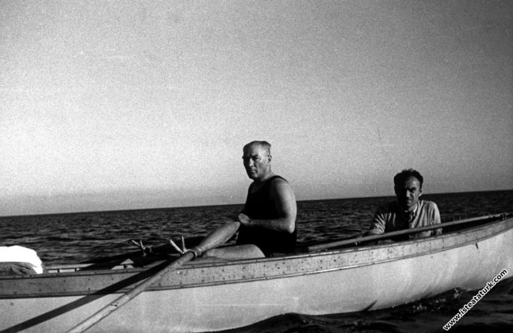 Atatürk, Florya'da sandalda kürek çekerken. (17.07.1936) - alınıtı: isteataturk.com